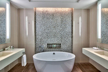 Deep Soaking Bathtub
